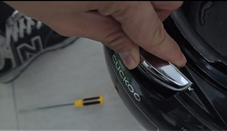 Vệ sinh lẫy nắp nồi cơm điện Cuckoo