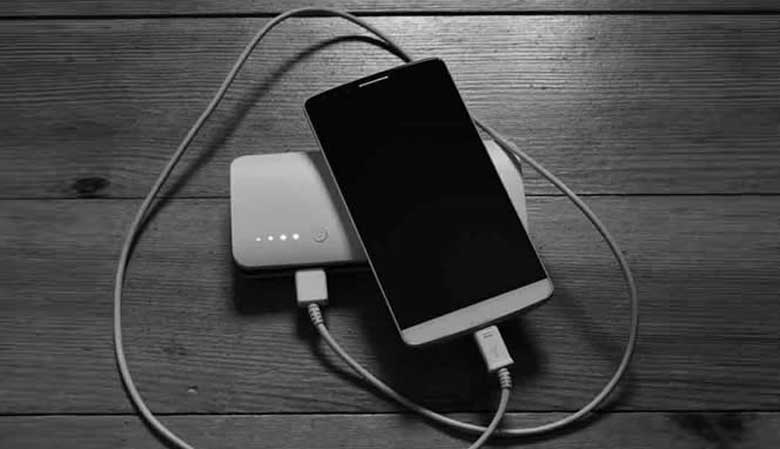 Cách hạ nhiệt điện thoại: Hạn chế sử dụng pin dự phòng