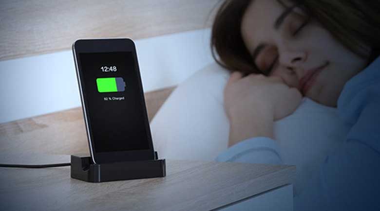 Cách bảo vệ pin điện thoại bền: Không nên sạc máy qua đêm