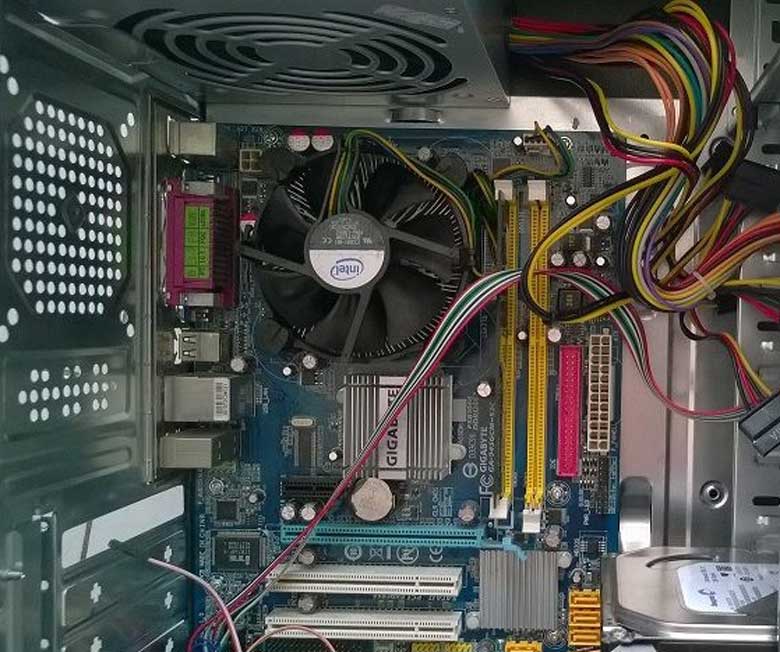 Cách khắc phục máy tính để bàn không lên màn hình do cây máy tính