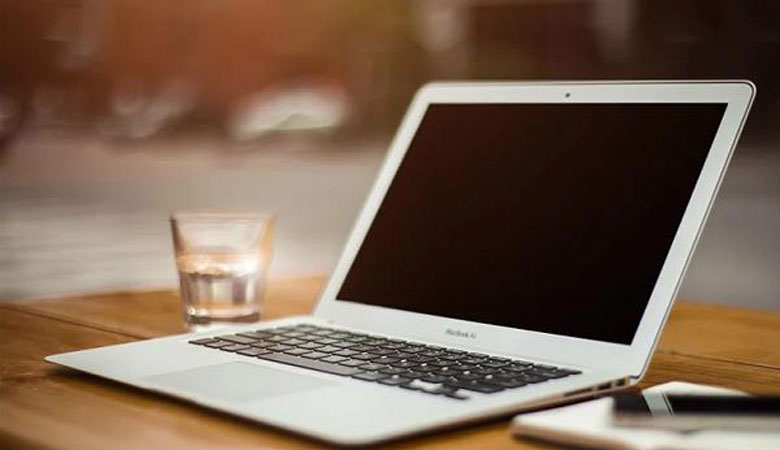 MacBook không khởi động được do màn hình