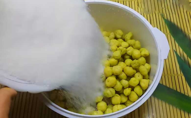 Cách làm mứt chùm ruột: Ướp đường