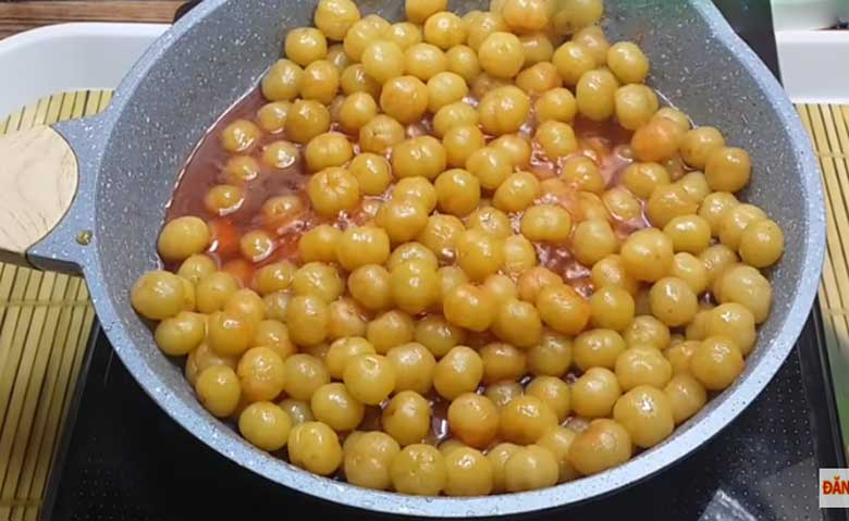 Cách làm chùm ruột ngào đường: Ngào đường