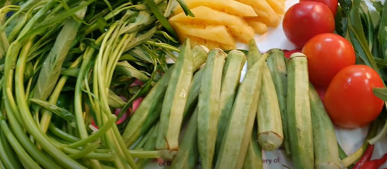 Lẩu hột vịt lộn chua cay nguyên liệu cần