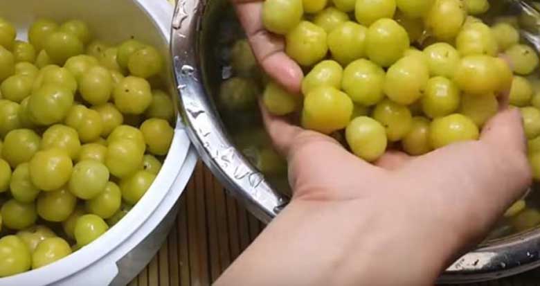 Mứt chùm ruột cay: Rửa sạch chùm ruột