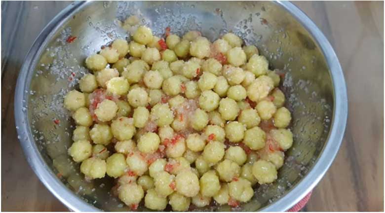 Cách làm mứt chùm ruột muối ớt: Ướp chùm ruột