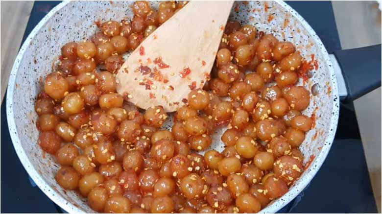 Cách làm mứt chùm ruột muối ớt: Ngào đường mứt