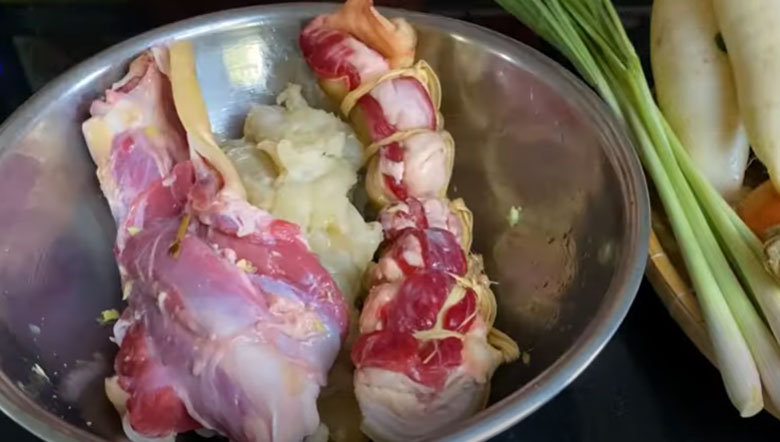 Cách nấu lẩu bò thập cẩm cần khử mùi hôi của bò