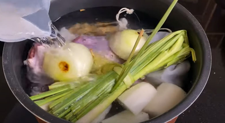 Cách nấu lẩu bò thập cẩm bạn cần nấu nước lẩu bỏ bằng nồi áp suất điện