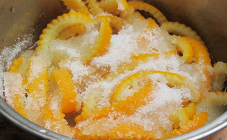 Cách làm mứt vỏ cam sấy khô: Ướp vỏ cam