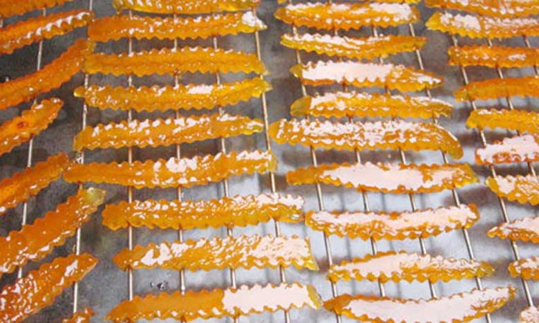 Cách làm mứt vỏ cam mật ong dẻo: Hong khô