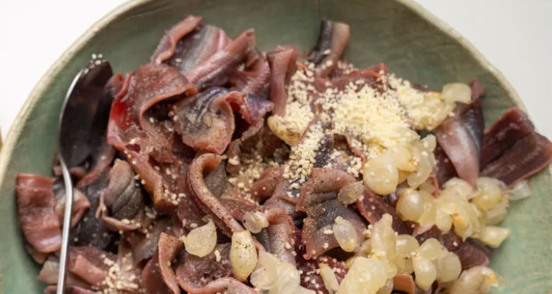 Cách nấu lẩu lươn bắp chuối thực hiện ướp thịt lươn