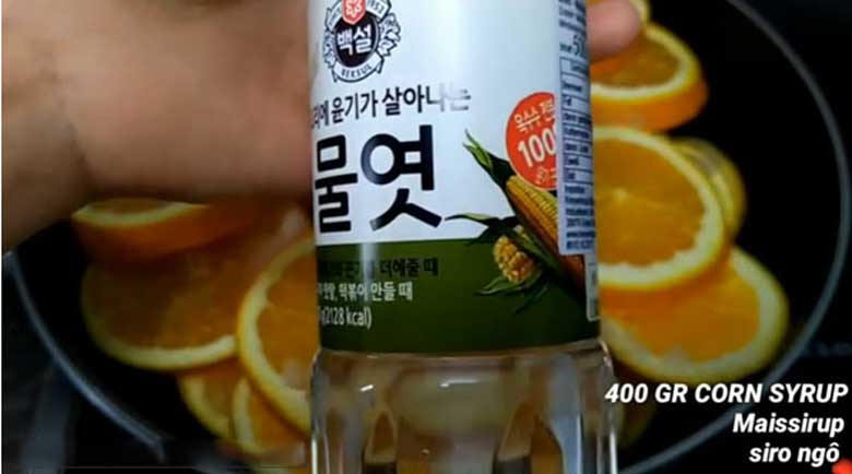 Cách làm mứt cam dẻo: Cho siro vào