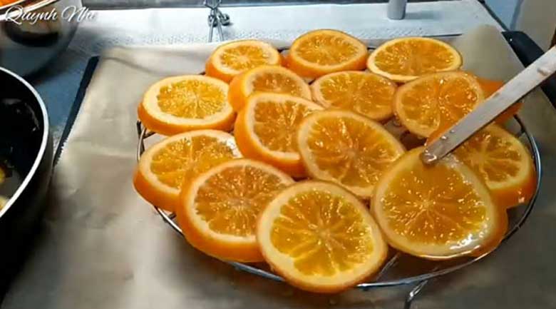 Cách làm mứt cam dẻo: Phơi nắng