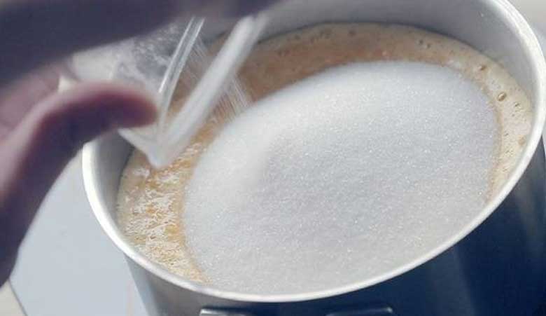 Cách làm mứt cam phết bánh mì: Đảo đường