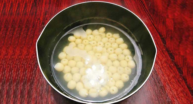 Cách làm mứt hạt sen: Làm mềm hạt sen