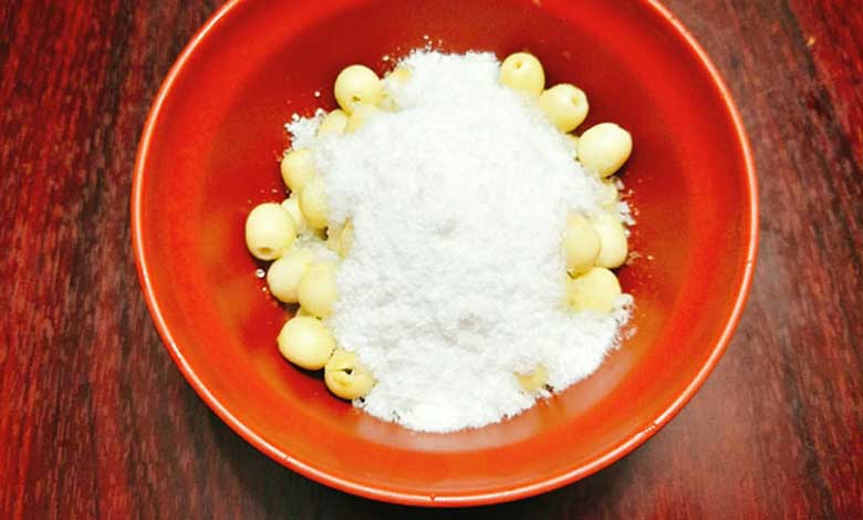 Cách làm mứt hạt sen: Ướp đường phèn hạt sen
