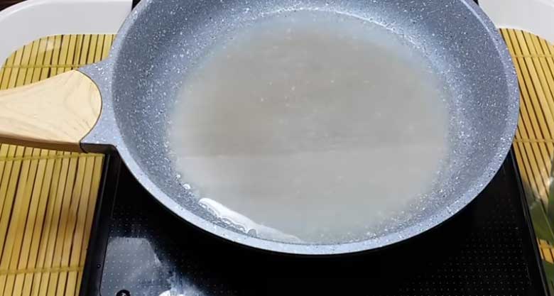 Cách làm mứt cà chua truyền thống: Nấu nước đường