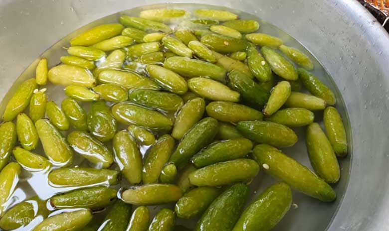 Cách làm mứt khế Tàu: Ngâm muối