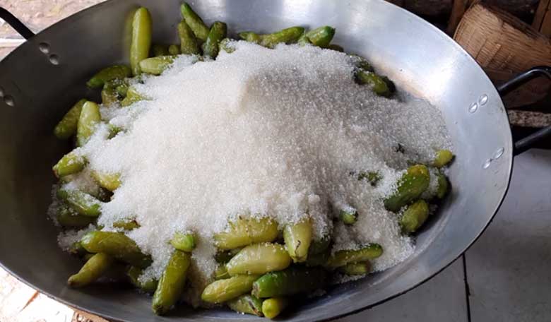 Cách làm mứt khế Tàu: Ướp đường