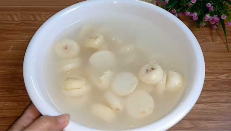 Cách làm mứt củ năng: Sơ chế củ năng