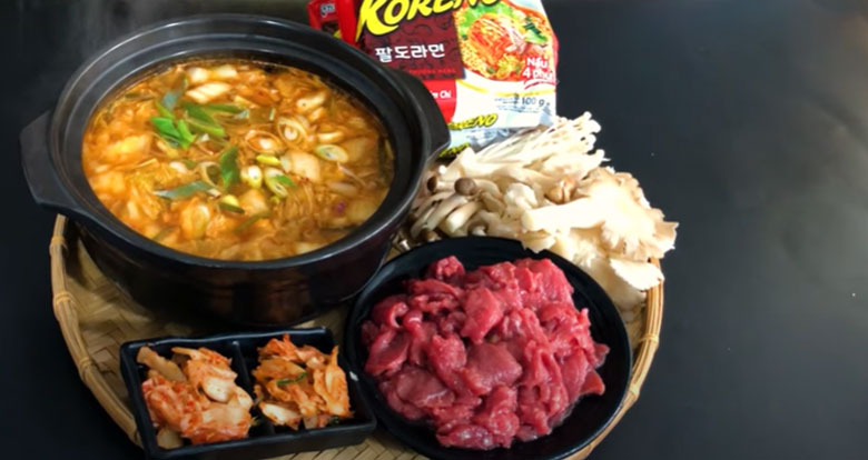 Thưởng thức món lẩu kim chi