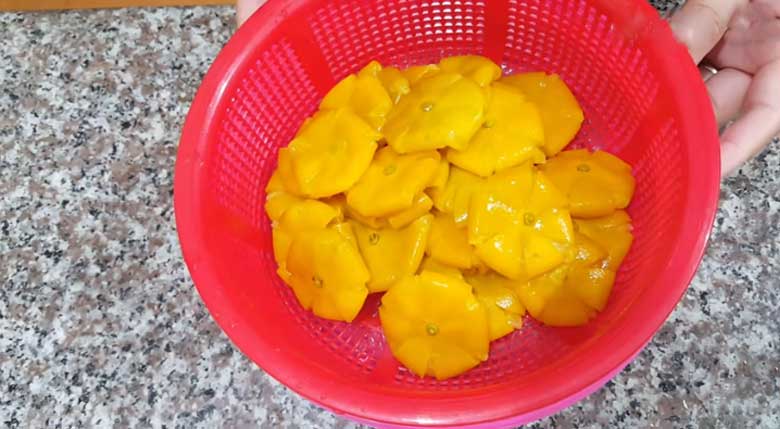 Cách làm mứt tắc rim muối ớt: Để tắc ráo