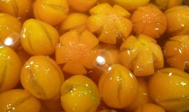 Cách làm mứt tắc dùng nước vôi trong và phèn chua: Tắc ngâm nước vôi trong