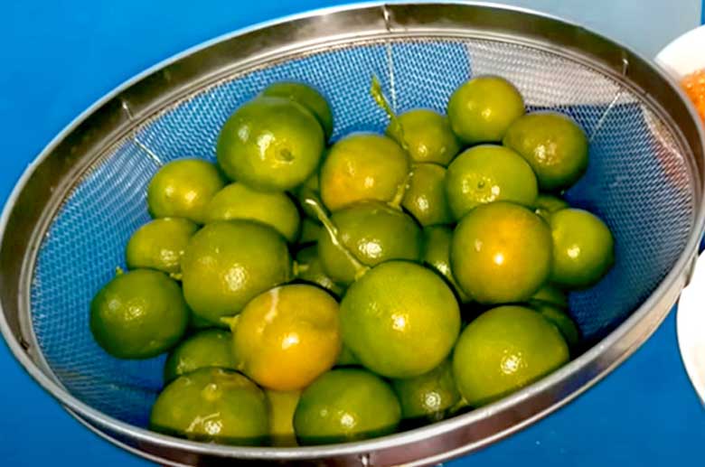 Cách làm mứt tắc xí muội: Rửa sạch tắc