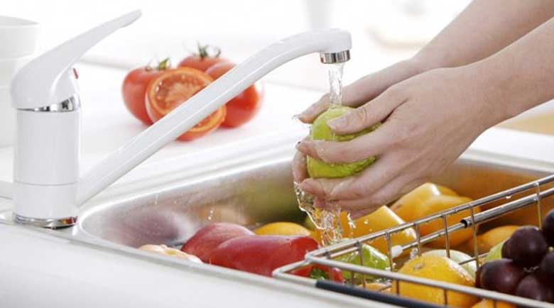 Cách làm mứt ổi hồng: Rửa sạch ổi