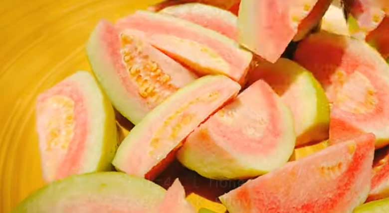 Cách làm mứt ổi hồng: Cắt ổi thành 6 miếng