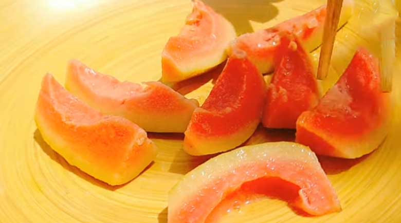 Cách làm mứt ổi hồng: Loại bỏ hạt ổi