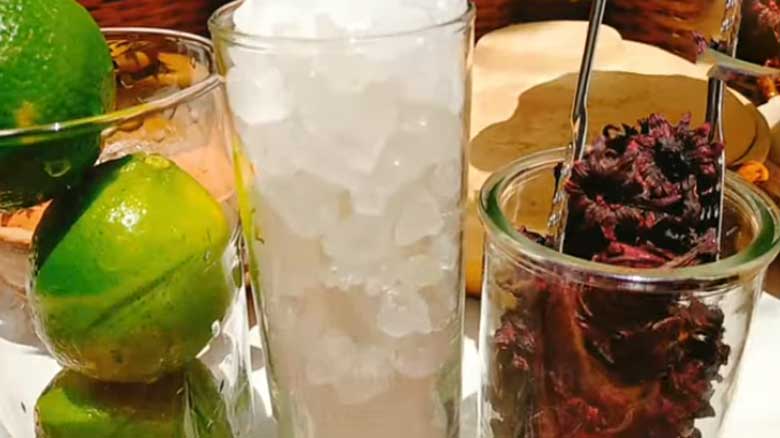 Cách làm mứt ổi hồng: Ngâm bụt giấm khô