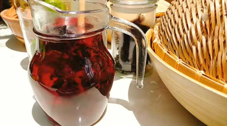 Cách làm mứt ổi hồng: Hoa ra hết màu thì ngừng