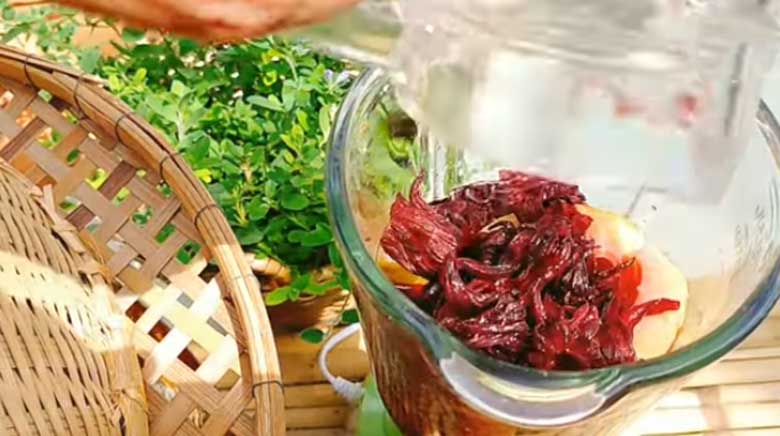 Cách làm mứt ổi hồng: Xay mứt ổi