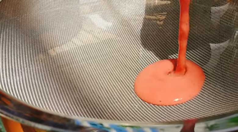 Cách làm mứt ổi hồng: Rây hỗn hợp qua rây