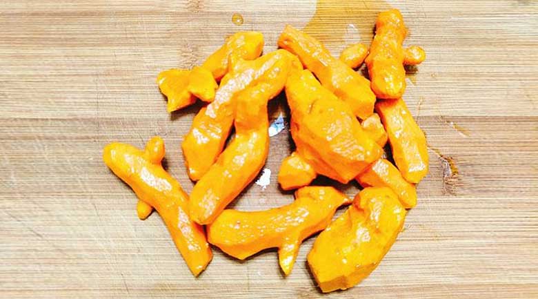 Cách làm mứt nghệ mật ong: Bước 1