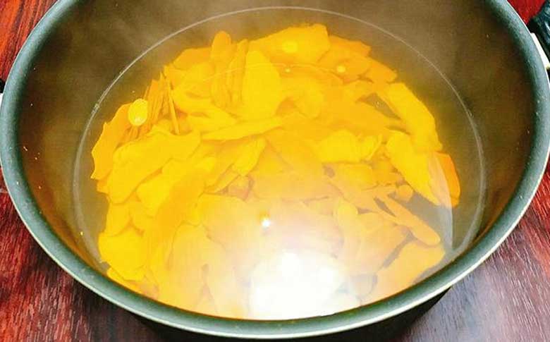 Cách làm mứt nghệ mật ong: Bước 3