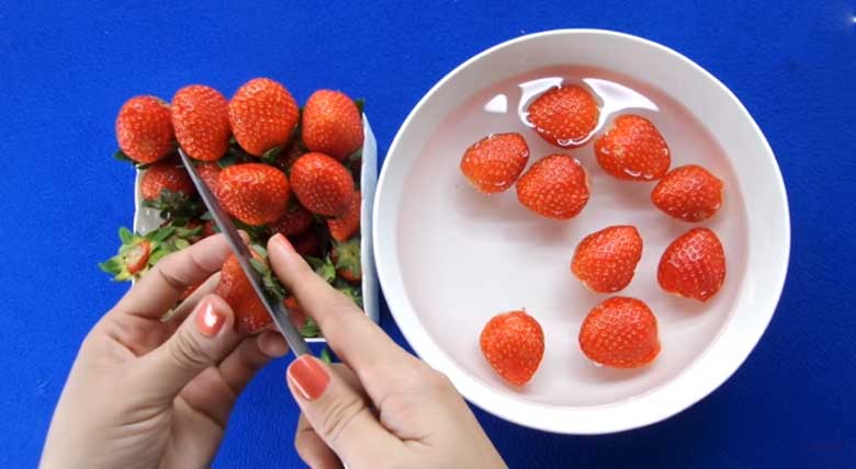 Cách làm mứt dâu tây ăn với bánh mì: Ngâm dâu trong nước muối