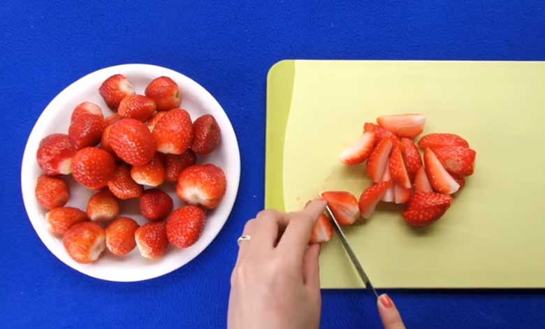 Cách làm mứt dâu tây ăn với bánh mì: Cắt miếng