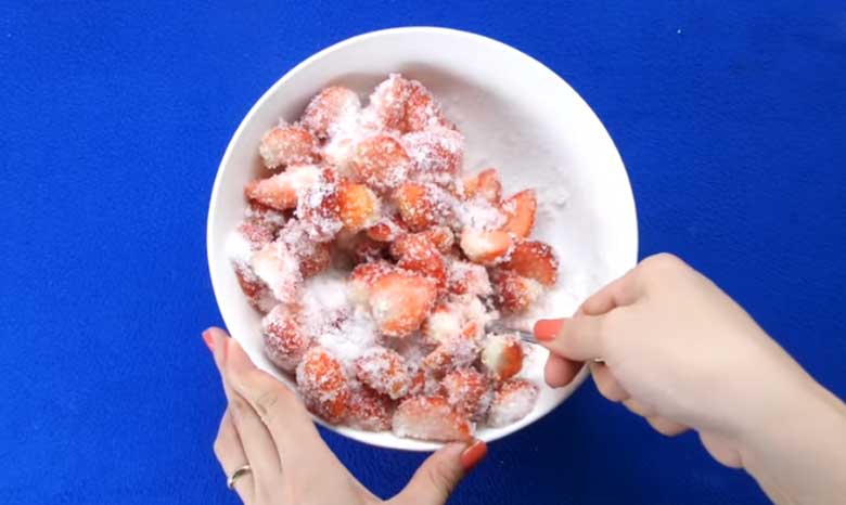 Cách làm mứt dâu tây ăn với bánh mì: Ướp đường