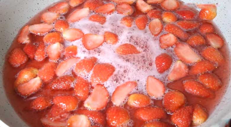 Cách làm mứt dâu tây ăn với bánh mì: Đun sủi thì hạ nhỏ lửa