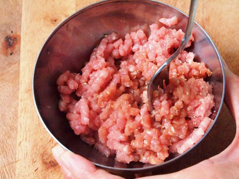 Cách làm món cà tím nướng mỡ hành thịt bằm đi ướp thịt băm