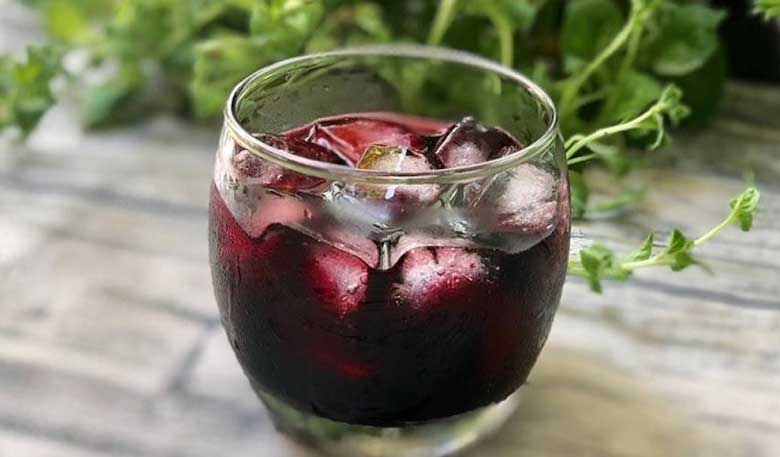 Mứt dâu tằm ăn với gì: Làm nước giải khát