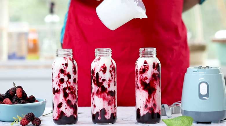 Mứt dâu tằm ăn với gì: Thành phẩm sữa chua lắc dâu tằm