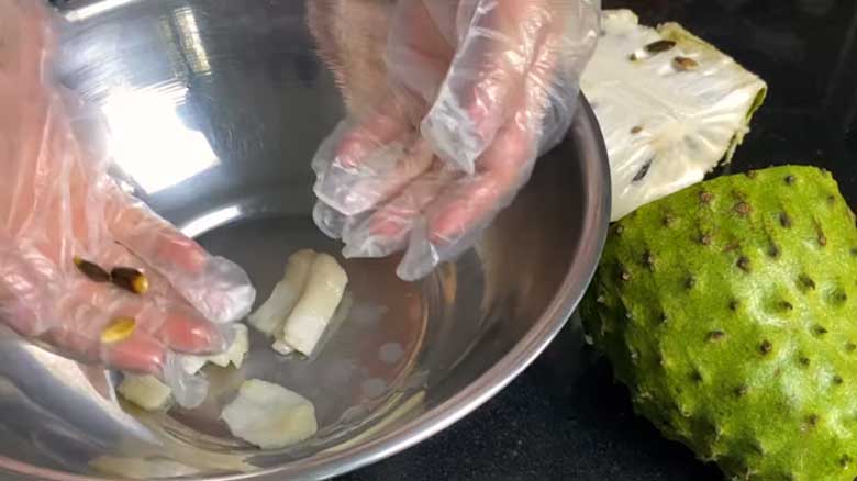 Cách làm mứt mãng cầu: Tách thịt và bỏ hạt