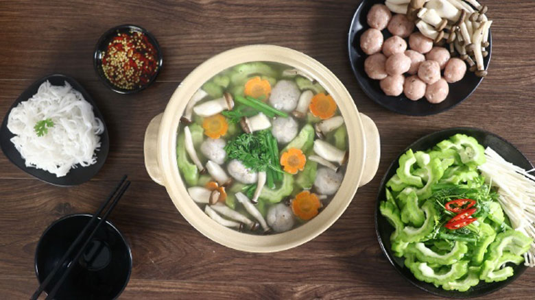 Thưởng thức lẩu cá thác lác khổ qua