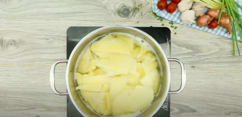 Cách nấu lẩu cá diêu hồng măng chua cần luộc măng