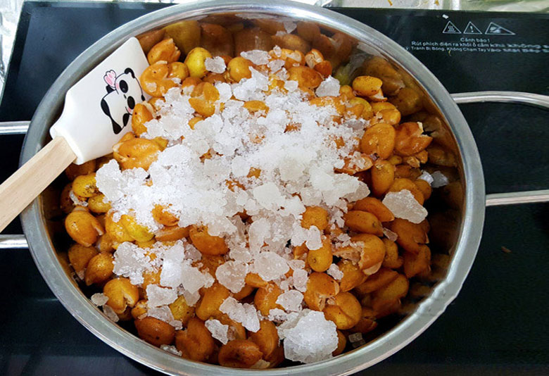 Cách làm mứt hồng bì: Ướp đường