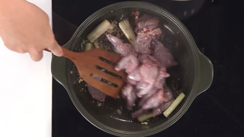 Cách làm lẩu ếch lá giang ướp và xào thịt ếch